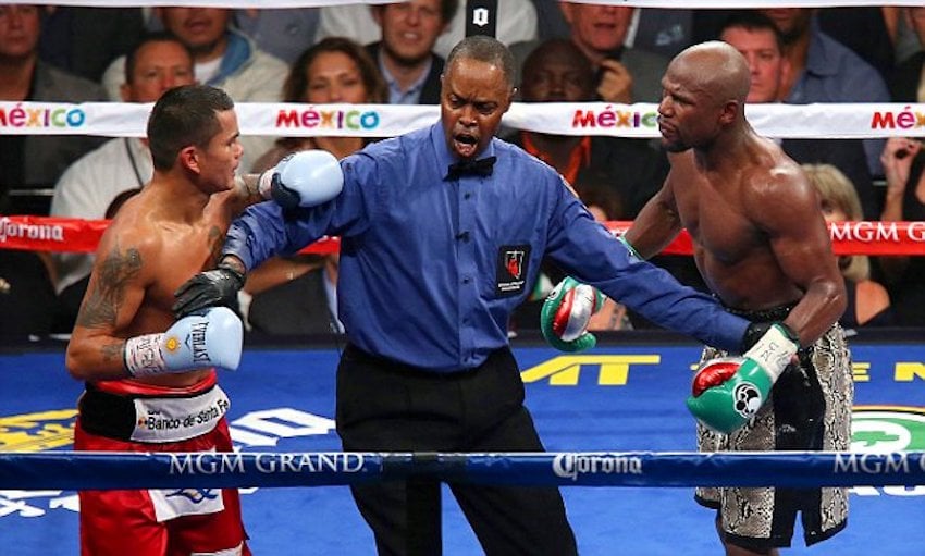 Referee Kenny Bayless breaks apart Floyd Mayweather and Marcos Maidana 